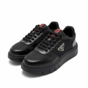 Siyah üçgen logolu ve kırmızı detaylı erkek spor ayakkabı