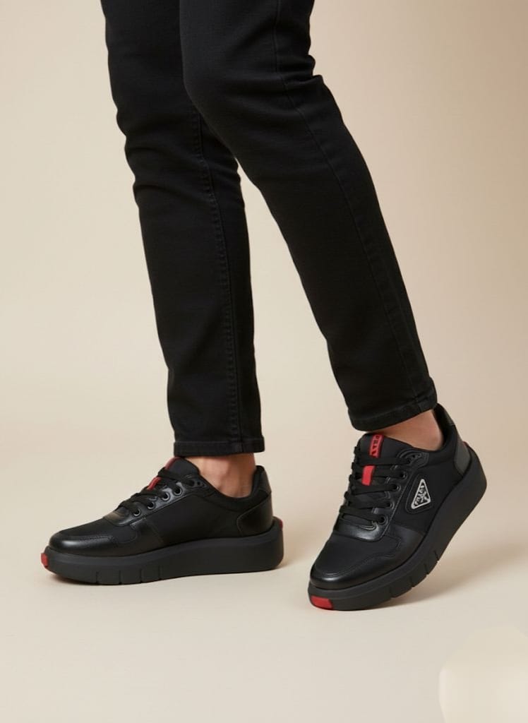 Siyah Tasarım Ayakkabı Kombin Siyah pantolon ve üçgen logolu siyah sneaker kombini