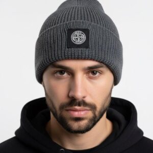 Antrasit fitilli örgü ve pusula amblemli bere takan erkek modeli