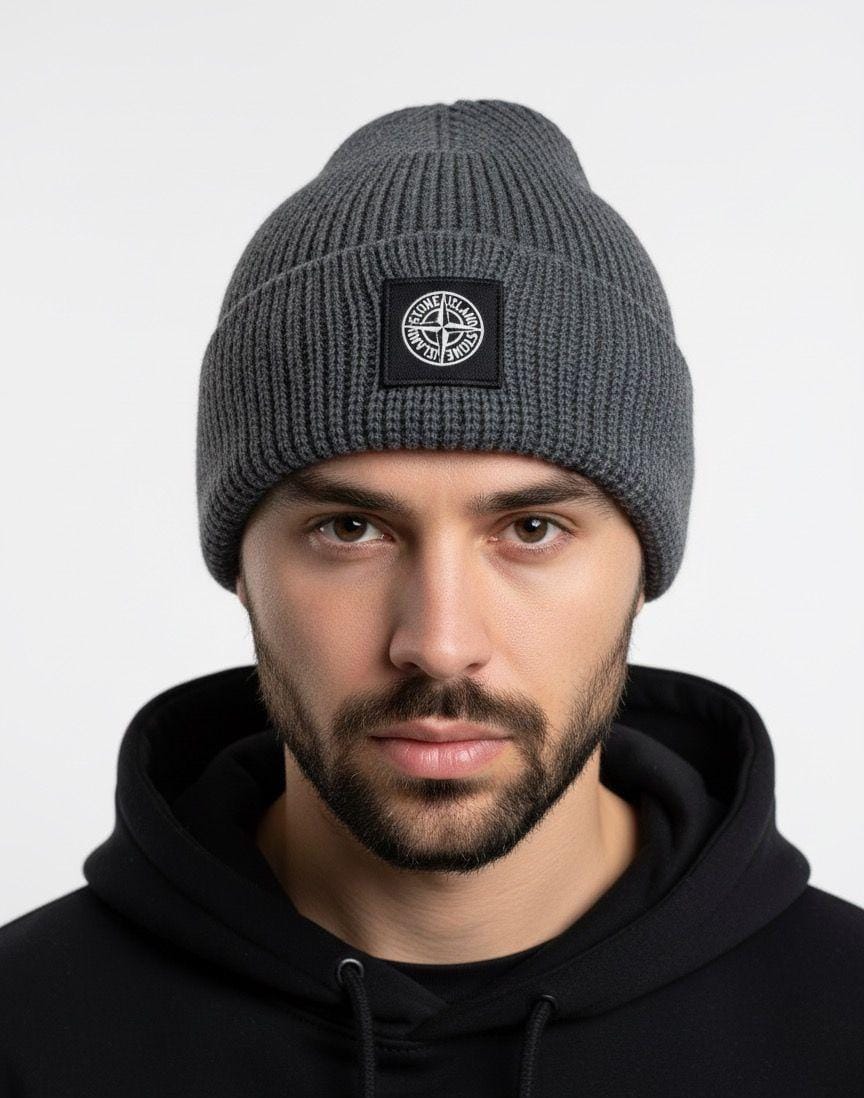 Erkek Antrasit Pusula Logolu Bere Antrasit fitilli örgü ve pusula amblemli bere takan erkek modeli