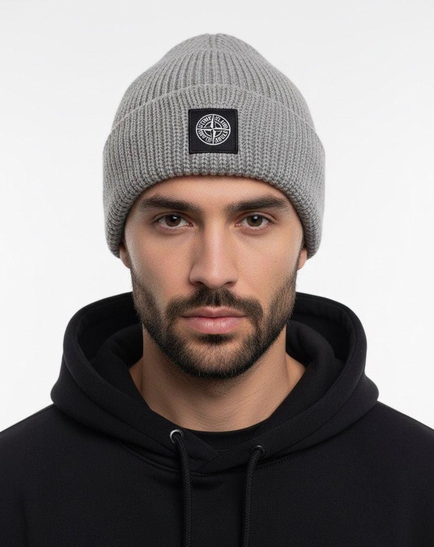 Erkek Açık Gri Pusula Logolu Bere Açık gri fitilli örgü ve pusula amblemli bere takan erkek modeli