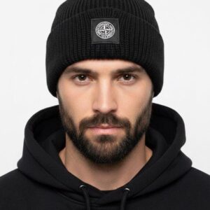 Siyah fitilli örgü ve pusula amblemli bere takan erkek modeli