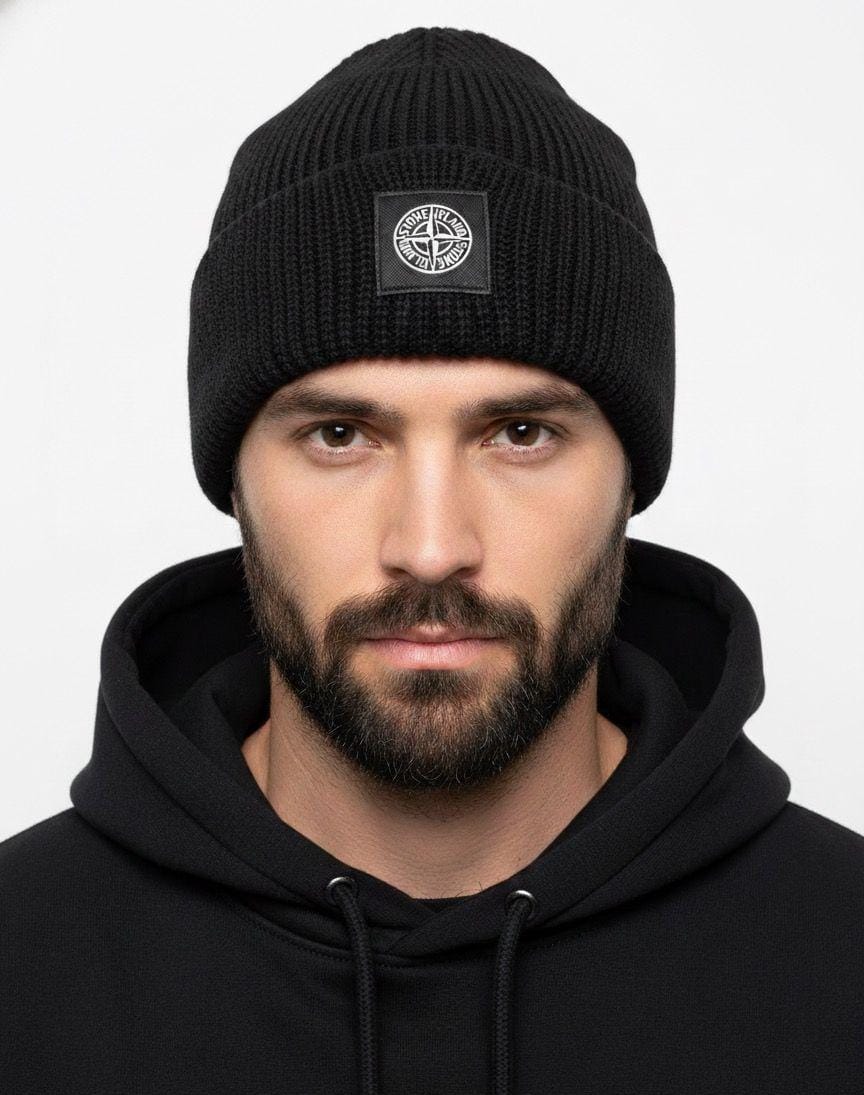 Erkek Siyah Pusula Logolu Bere Siyah fitilli örgü ve pusula amblemli bere takan erkek modeli