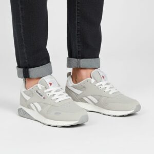 Gri spor ayakkabı ve kot pantolon kombini