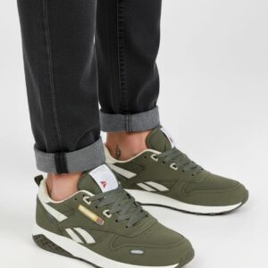 Erkek haki spor ayakkabı ve kot pantolon kombini