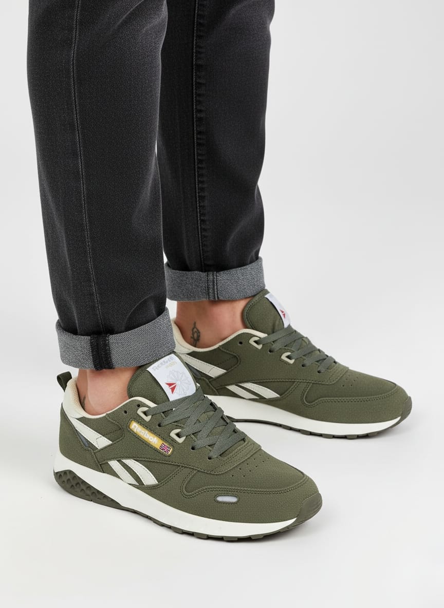 Haki Spor Ayakkabı Kombin Erkek haki spor ayakkabı ve kot pantolon kombini