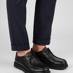 Lacivert pantolon ve siyah dokulu spor kundura kombini