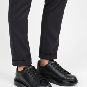 Siyah pantolon ve siyah oversize sneaker kombini