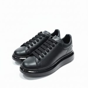 Tam siyah kalın tabanlı oversize erkek spor ayakkabı