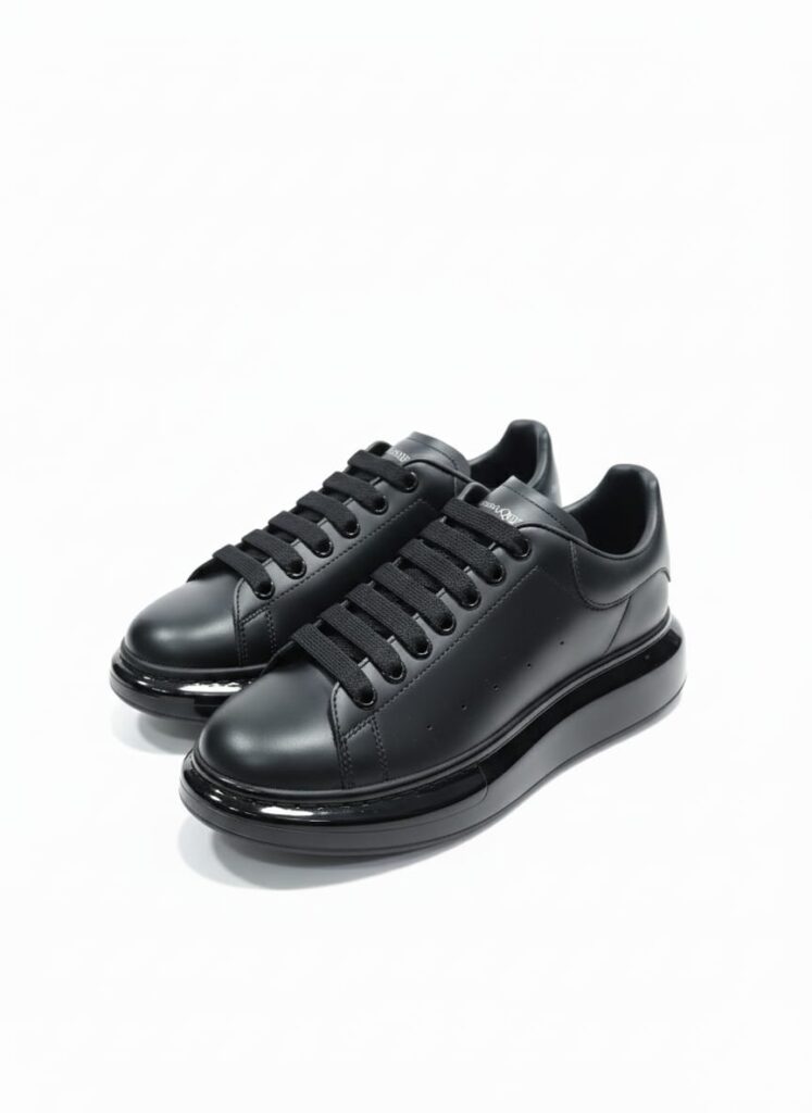 Tam siyah kalın tabanlı oversize erkek spor ayakkabı