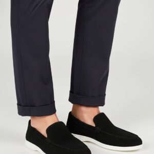 Siyah pantolon ve siyah süet loafer kombini