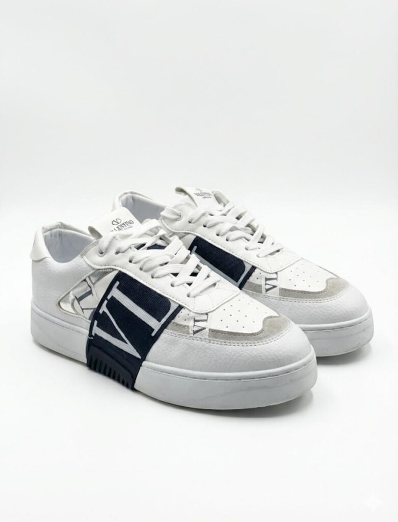 Beyaz üzeri siyah bantlı ve harf baskılı erkek spor ayakkabı