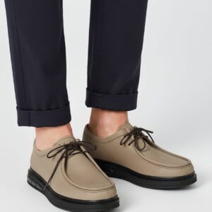 Lacivert pantolon ve vizon rengi spor kundura kombini