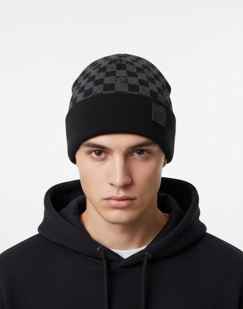 Siyah gri damalı desenli örgü bere takan erkek modeli