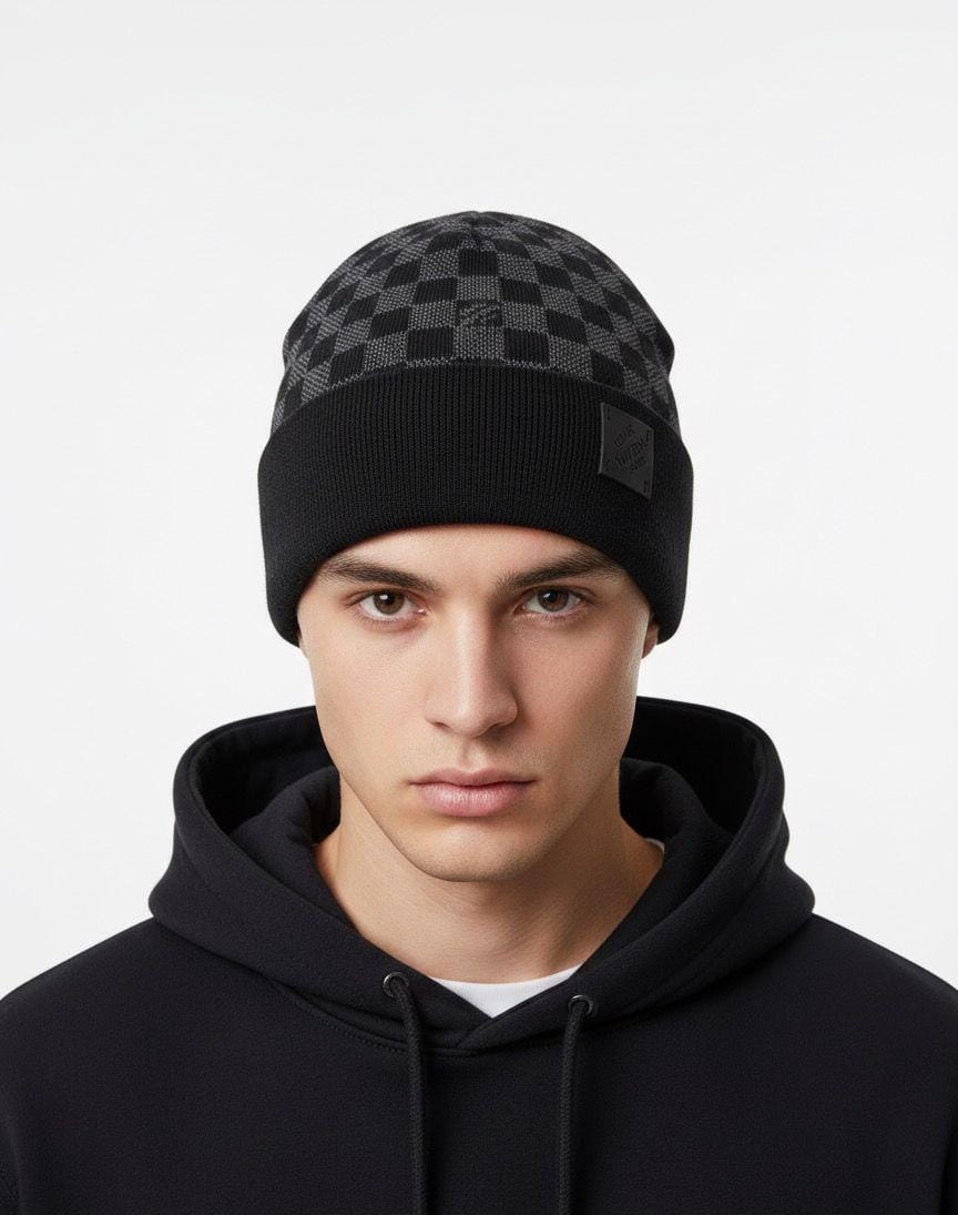 Erkek Damalı Desenli Bere Siyah gri damalı desenli örgü bere takan erkek modeli