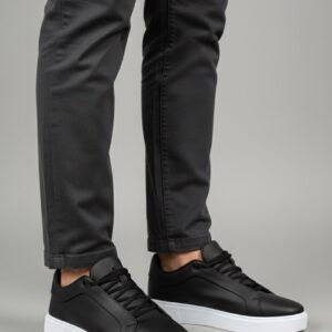 Gri pantolon ve siyah beyaz tabanlı sneaker kombini