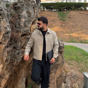 Vizon rengi çift cepli düğmeli erkek ceket ve siyah pantolon kombini