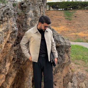 Vizon rengi çift cepli düğmeli erkek ceket ve siyah pantolon kombini