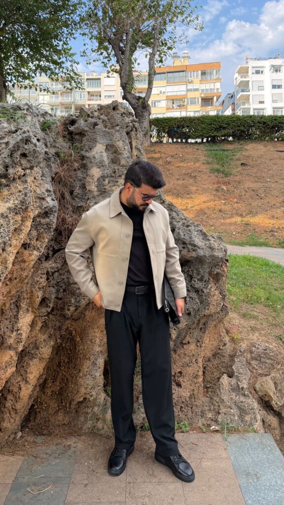 Vizon rengi çift cepli düğmeli erkek ceket ve siyah pantolon kombini