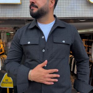 Antrasit overshirt ceket ve pantolon takımı giyen erkek kombini