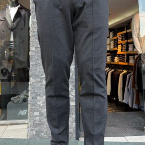 Antrasit overshirt ceket ve pantolon takımı giyen erkek kombini