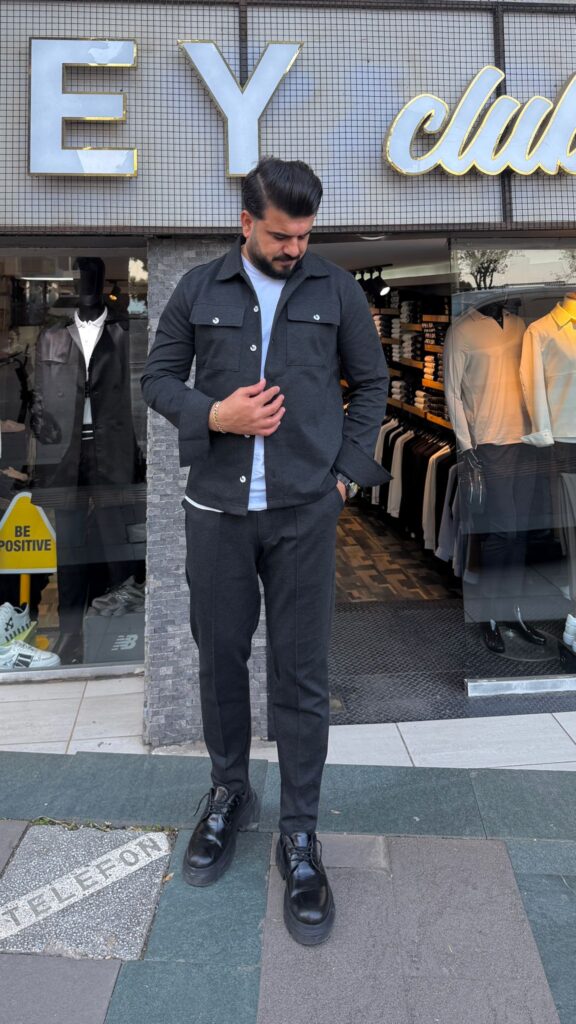Antrasit overshirt ceket ve pantolon takımı giyen erkek kombini