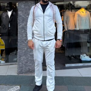 Beyaz parlak eşofman takımı giyen erkek kombini