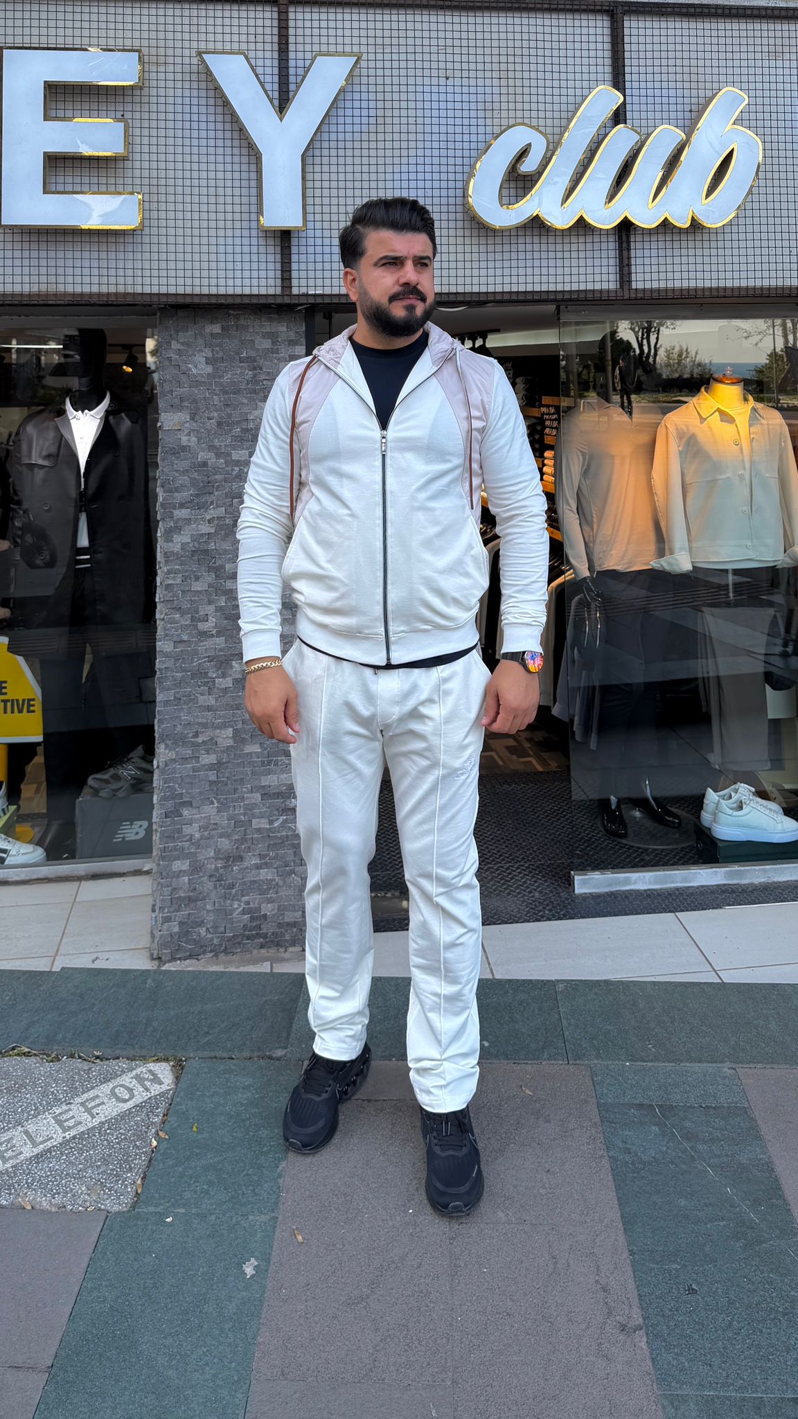 Erkek Beyaz Athleisure Takım Beyaz parlak eşofman takımı giyen erkek kombini